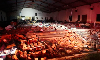 Derrumbe de iglesia deja 13 muertos en Sud&aacute;frica
