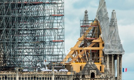 La polic&iacute;a hall&oacute; colillas en los andamios donde surgi&oacute; el fuego de Notre Dame