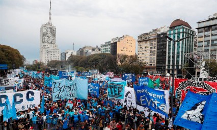 La oposici&oacute;n culpa a Macri de crisis en Argentina