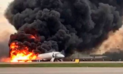 Suman 41 muertos incendi&oacute; de avi&oacute;n en un aeropuerto de Mosc&uacute;
