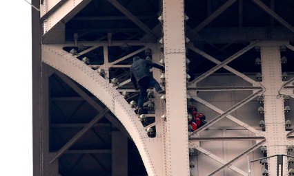 Evacuan la Torre Eiffel por sujeto que intent&oacute; escalar