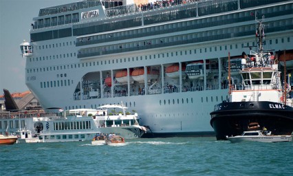 Choca crucero con un barco tur&iacute;stico en Venecia