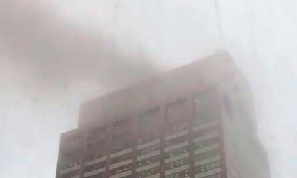 Choca helic&oacute;ptero contra un rascacielos en Nueva York