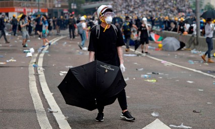 Polic&iacute;a obliga a personas a retirarse del Consejo de Hong Kong