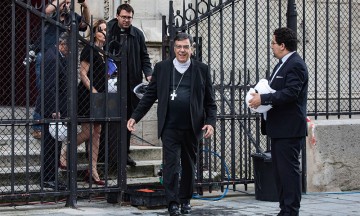 Tras incendio, Notre Dame celebra misa