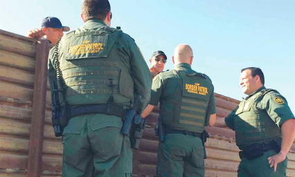 Agentes se burlan de congresistas hispanos