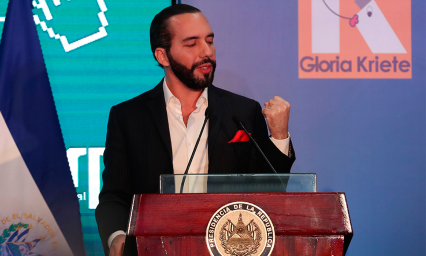 Bukele da puesto a familiar