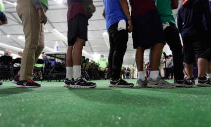 Defienden a ni&ntilde;os migrantes retenidos