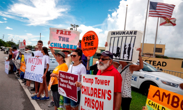 Legisladores visitan centro de menores migrantes