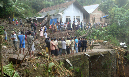 Reportan m&aacute;s de 100 muertos por lluvias en Asia