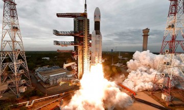 India despega con rumbo al polo sur de la Luna