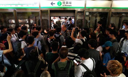 Protestas obstruyen el metro en Hong Kong