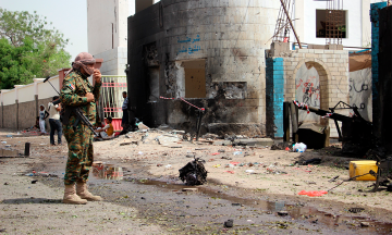 Al menos 49 muertos en ataques a campo militar en Ad&eacute;n