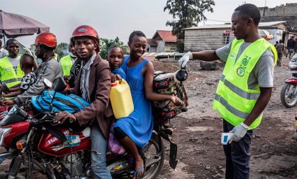 Reabre Ruanda frontera, pese a caso de &eacute;bola