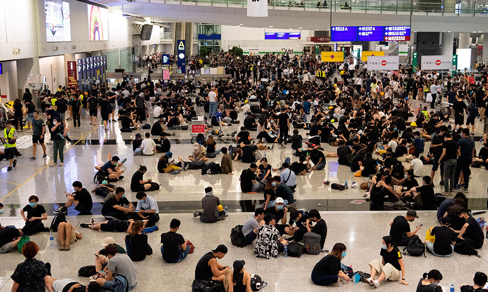 Vuelos cancelados y amenaza velada de Pekín: sube la tensión en Hong Kong