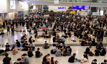 Vuelos cancelados y amenaza velada de Pek&iacute;n: sube la tensi&oacute;n en Hong Kong