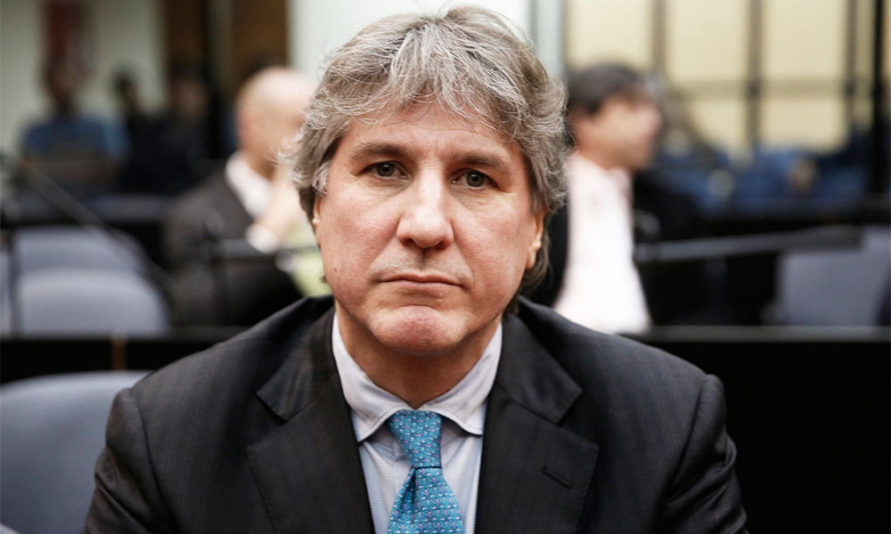 Condenan a político argentino por falsificar documentos