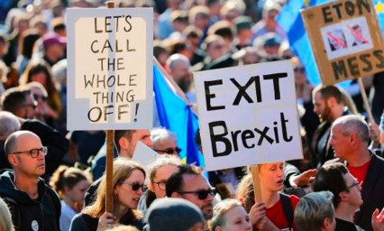 Brit&aacute;nicos protestan en contra del Brexit sin acuerdo