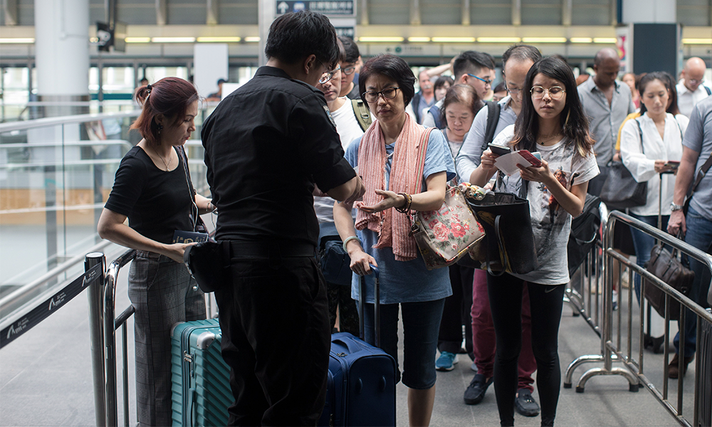 Manifestantes atascan aeropuerto en Hong Kong