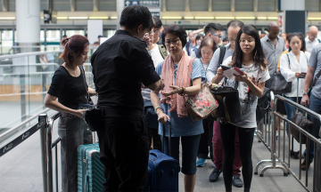 Manifestantes atascan aeropuerto en Hong Kong