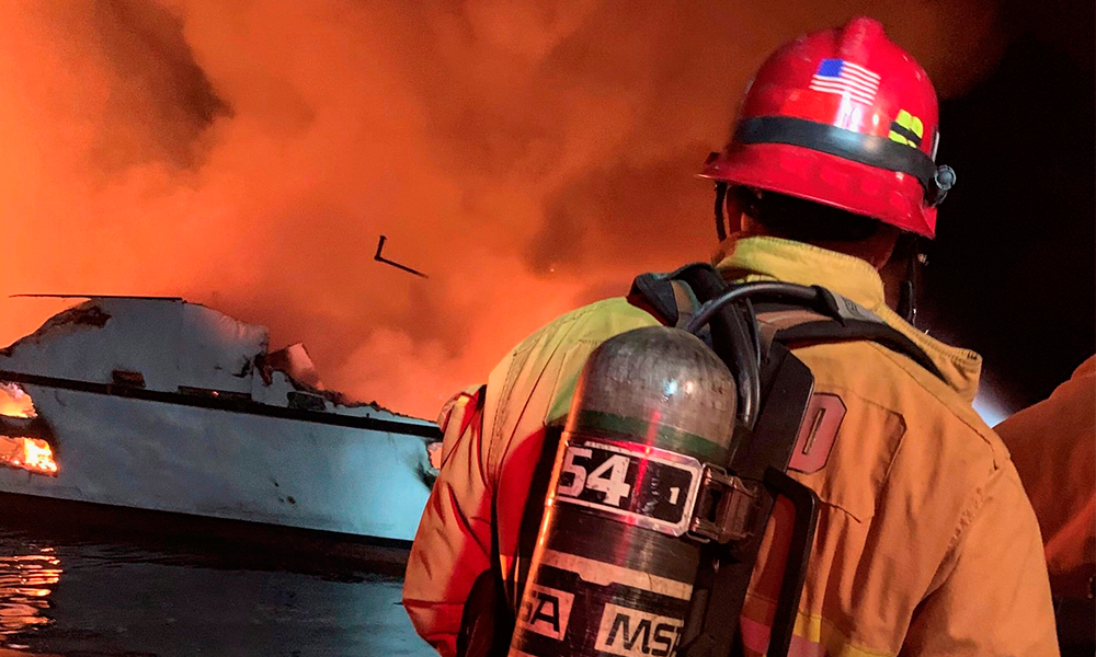 Van cuatro muertos por incendio de un barco en California