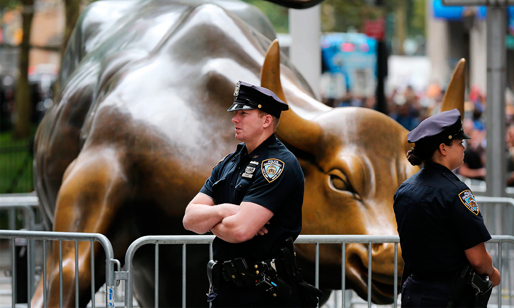 Lo detienen por dañar el toro de Wall Street