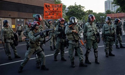Manifestantes vuelven a tomar centros comerciales de Hong Kong