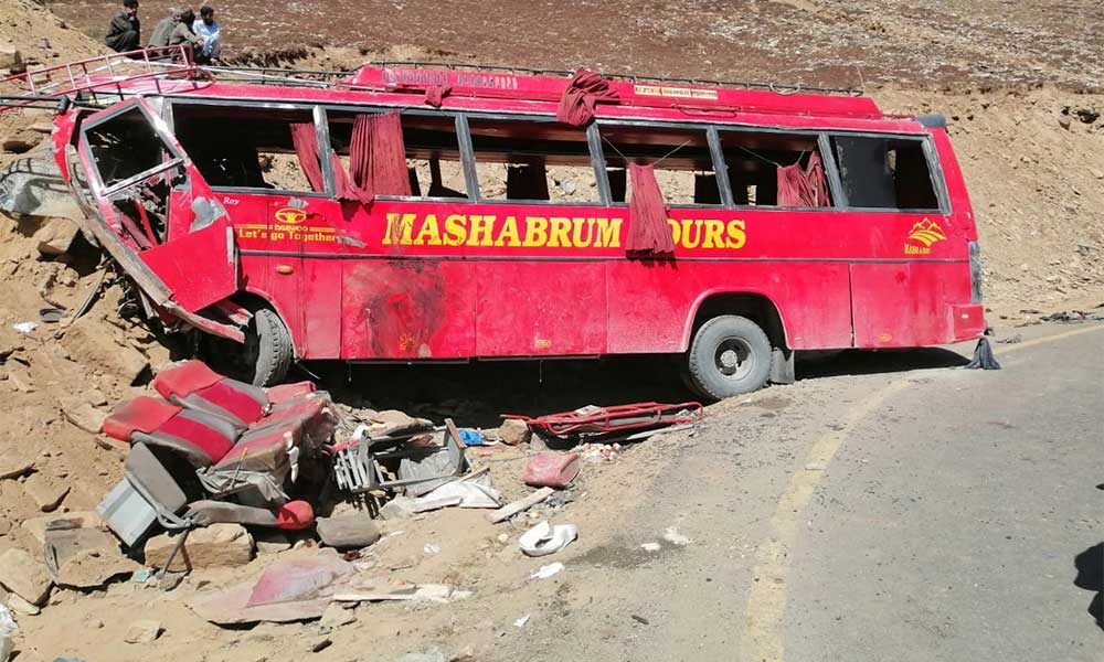 Registran 26 muertos en accidente de autobús en Pakistán