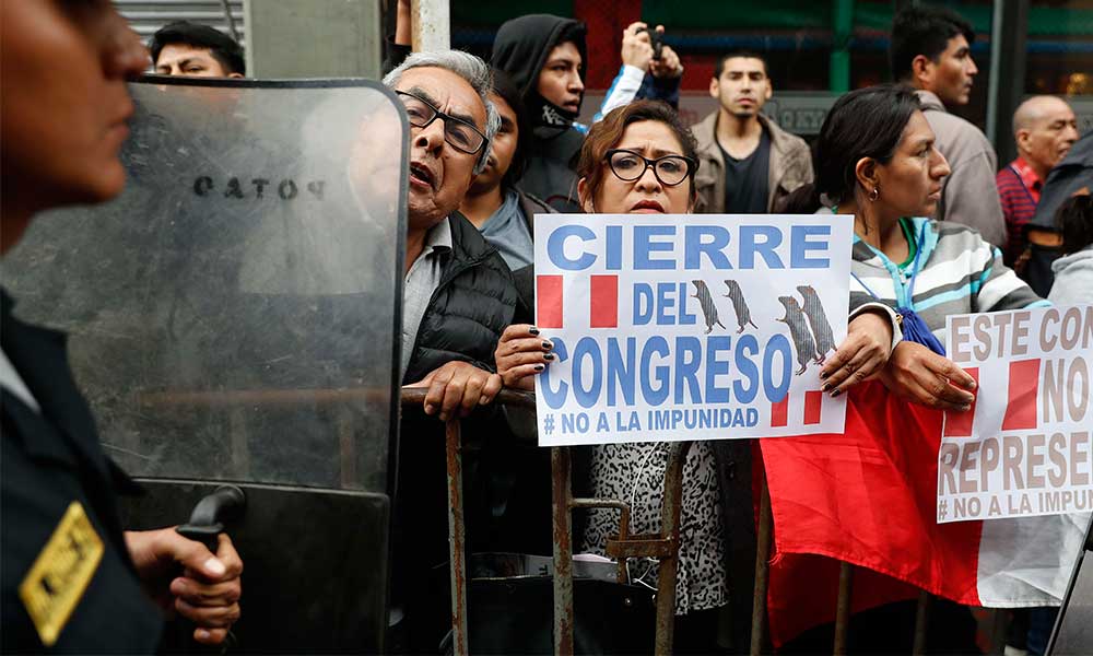 Disuelve el presidente el Congreso en Perú