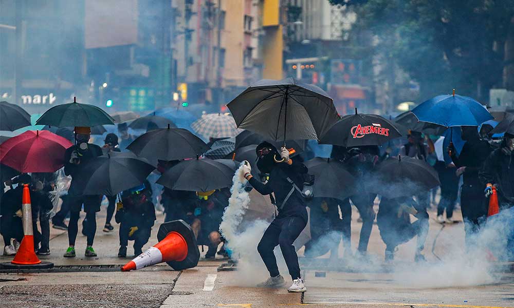 Vuelven a desafiar ley antimáscaras en Hong Kong