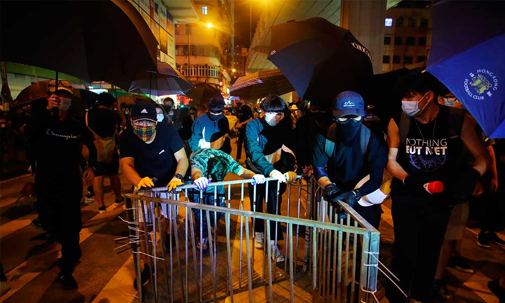 Procesan a dos bajo la ley antimáscara en Hong Kong