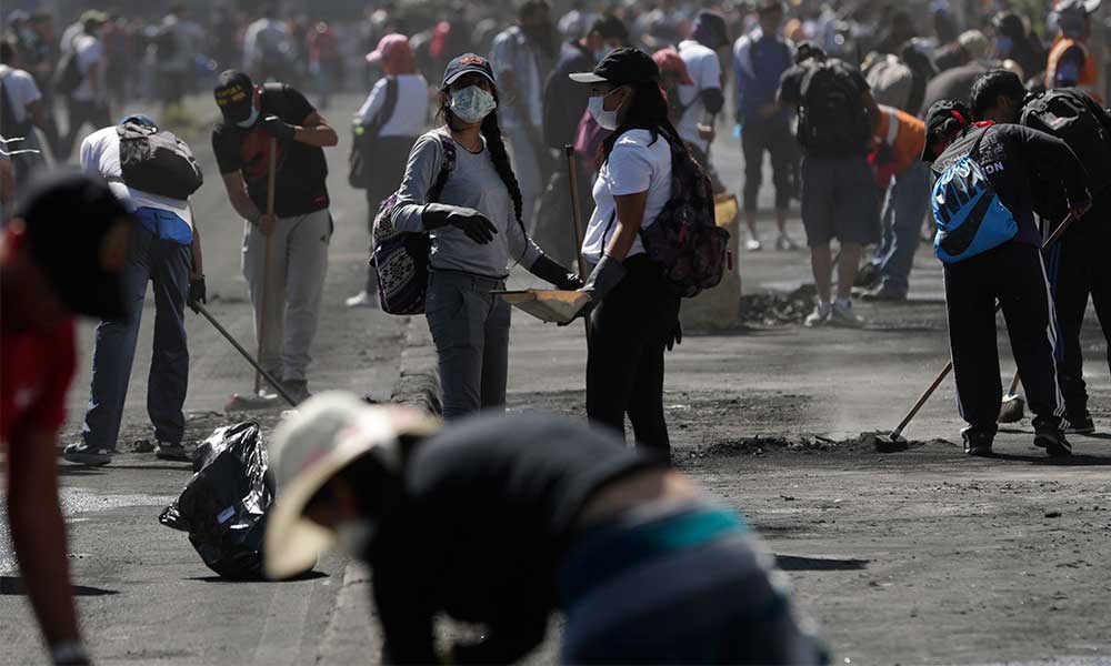 Tras acuerdo en Ecuador, locales limpian las calles