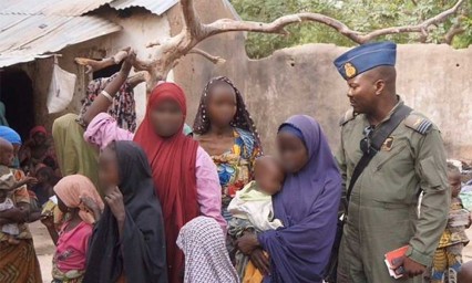 Polic&iacute;a nigeriana libera a 67 encadenados