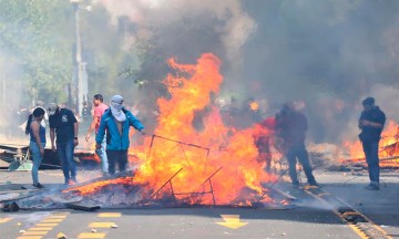 Decretan toque de queda en capital chilena