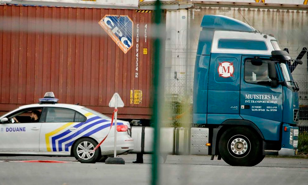 Hallan 12 migrantes en camión frigorífico en Bélgica