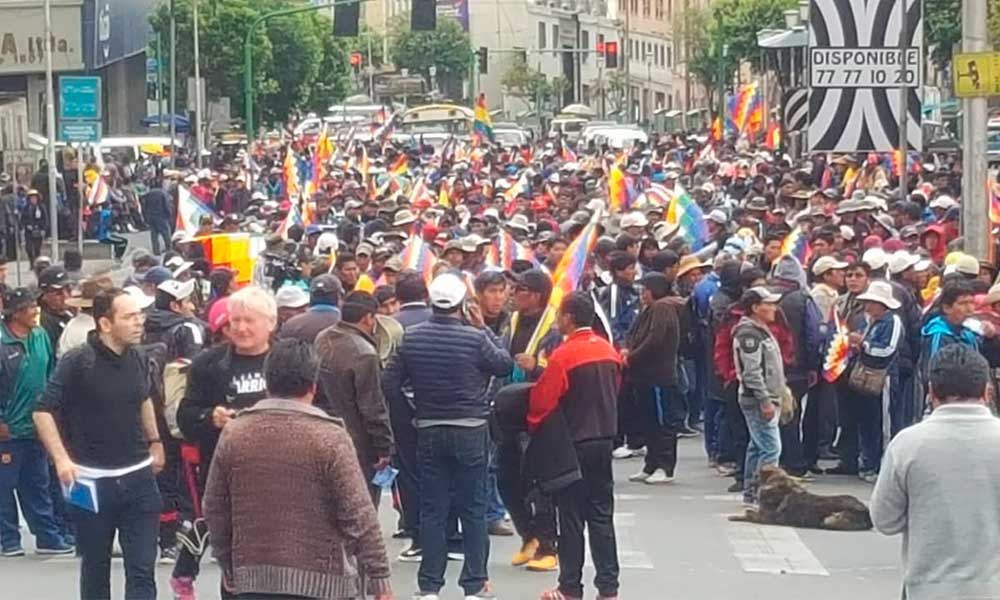 Marchan contra la presidenta interina de Bolivia