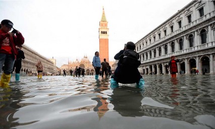 Venecia se repone de la peor inundaci&oacute;n en medio siglo