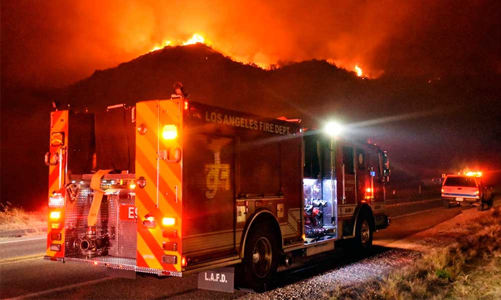 Incendio al sur de California evacua a miles