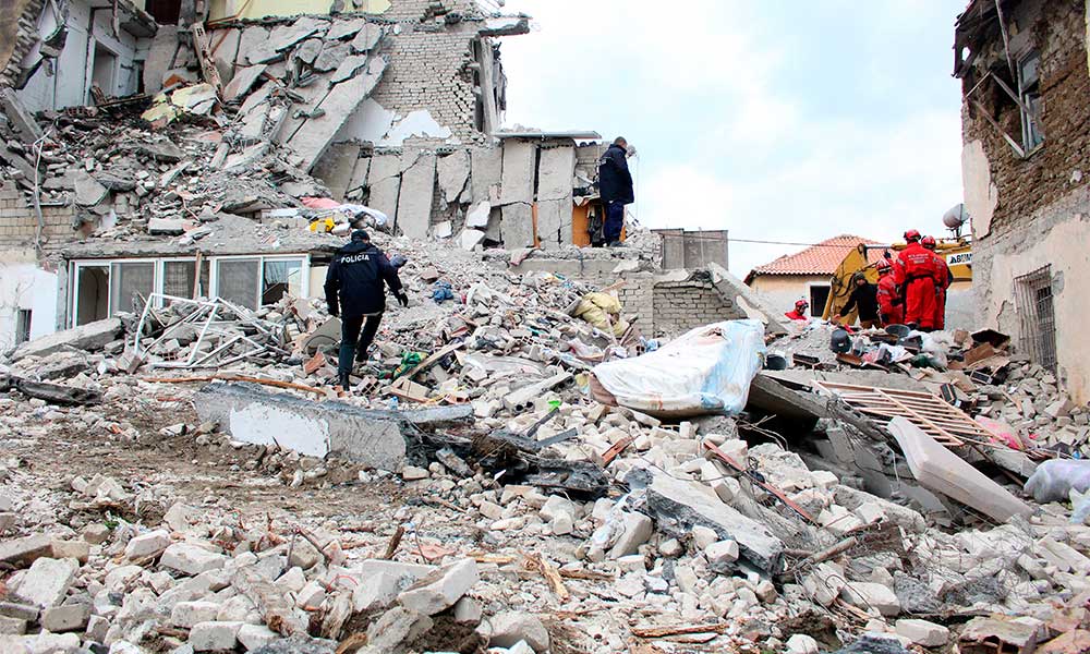 Albania busca bajo los escombros tras el terremoto