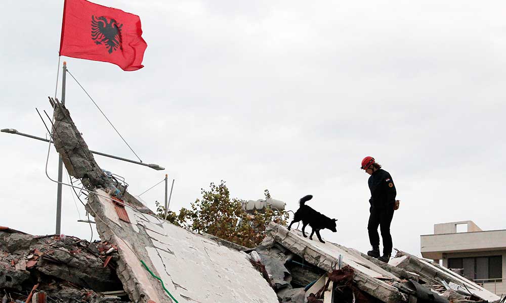 Suman 40 muertos por terremoto en Albania