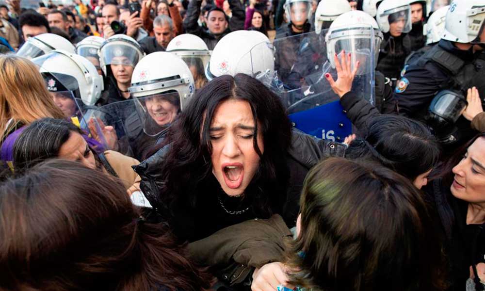 Policía de Turquía reprime a feministas por cantar el himno en Estambul