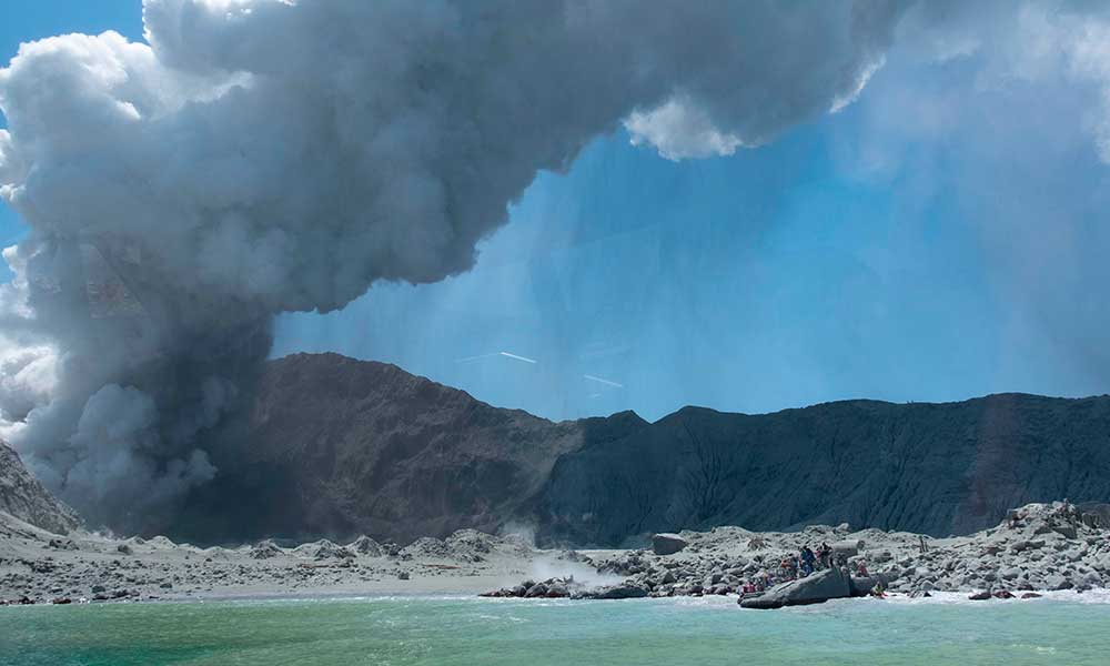 5 muertos y decena de atrapados en erupción del volcán de Nueva Zelanda