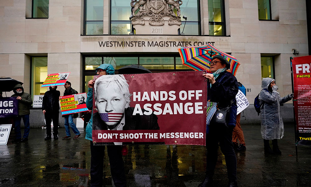 Assange acusa que fue espiado en Embajada