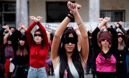 Un violador en tu camino suena en Grecia