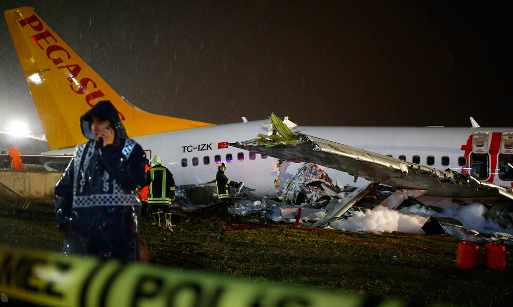 Un avión se parte en tres tras aterrizar en el aeropuerto de Estambul