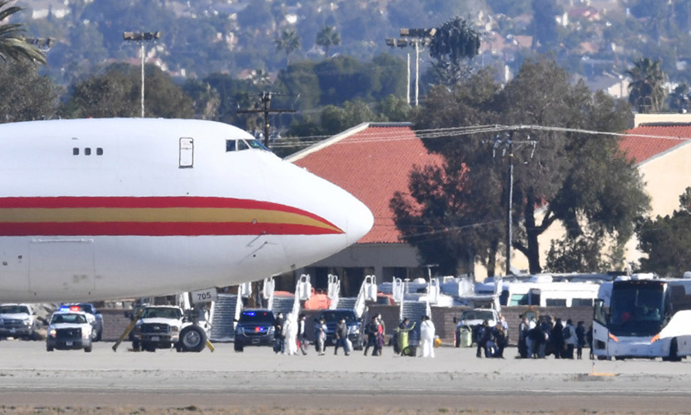 Llegan a California 2 aviones de China por coronavirus