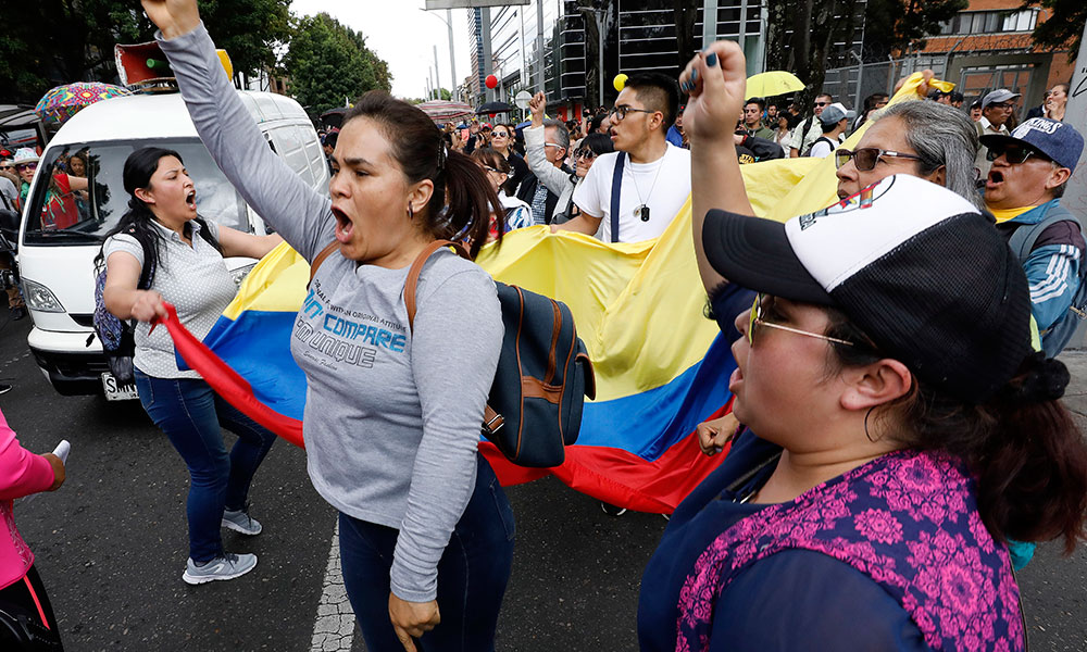 Protestan en Colombia por el asesinato de 14 maestros