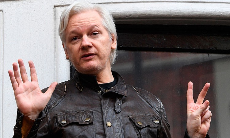 Julian Assange implica a The Guardian en su juicio
