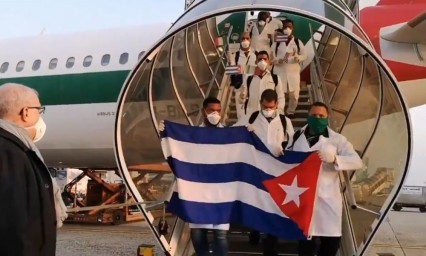 Llega brigada cubana a Italia, combatir&aacute; coronavirus 