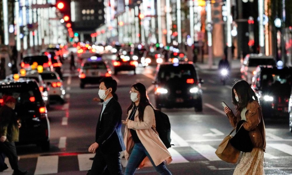 Contagios de Covid-19 aumentan en Tokio; no respetan aislamiento 